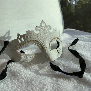 LIKE NEW white and diamond masquerade ball mask!